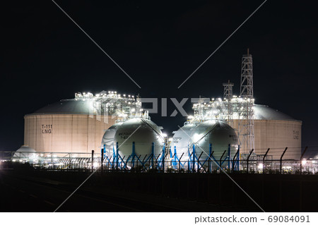 天然氣液化天然氣接收站工廠夜景 天然氣液化天然氣接收站工廠夜景 69084091