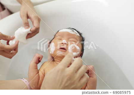 嬰兒洗澡 嬰兒洗澡 69085975