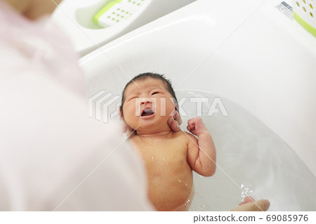 嬰兒洗澡 嬰兒洗澡 69085976