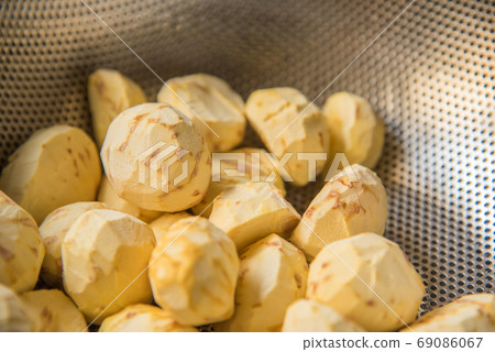 Chestnuts with a large amount of colander 69086067