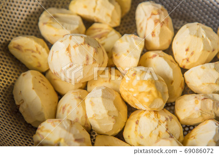 Chestnuts with a large amount of colander Chestnuts with a large amount of colander 69086072