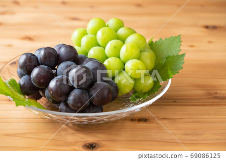 Shine Muscat and Pione 69086125