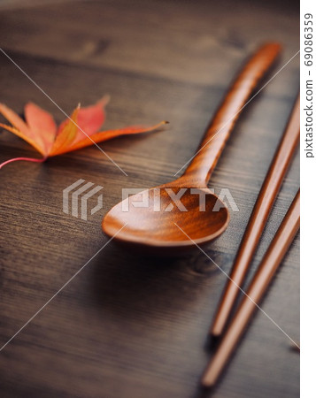 Korean traditional wooden chopsticks and maple leaves 69086359