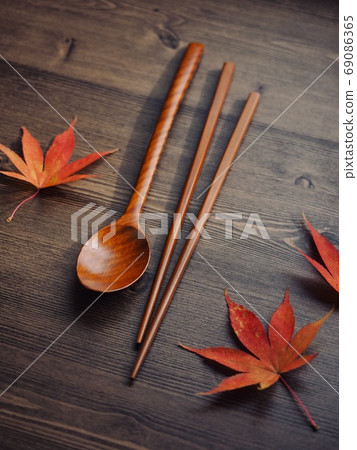Korean traditional wooden chopsticks and maple leaves 69086365