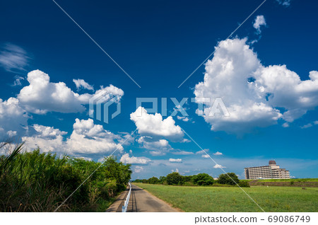 淀川河公園八月的夏日天空風光 69086749