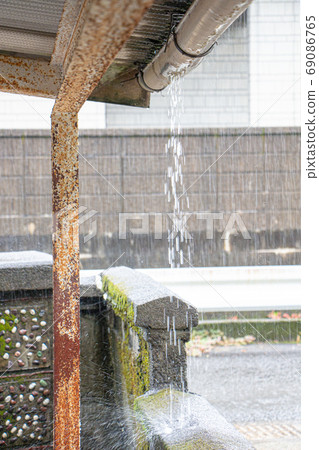 大雨從堵塞的雨水槽撞到停車場的擋土牆 就像瀑布一樣 照片素材 圖片 圖庫 大雨從堵塞的雨水槽撞到停車場的擋土牆 就像瀑布一樣 照片素材 圖片 圖庫