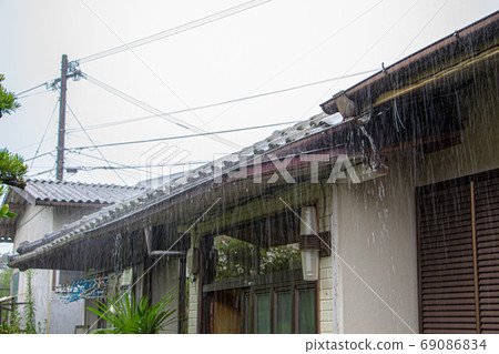 大雨打到篩子的日本房子 69086834