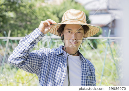 經營農業的年輕人 經營農業的年輕人 69086970