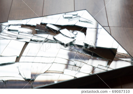 鏡子壞了[水平構圖] [裂縫脫穎而出] 69087310