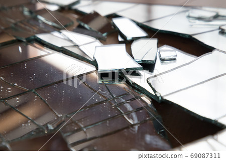 鏡子壞了[側面] [爆裂] 69087311