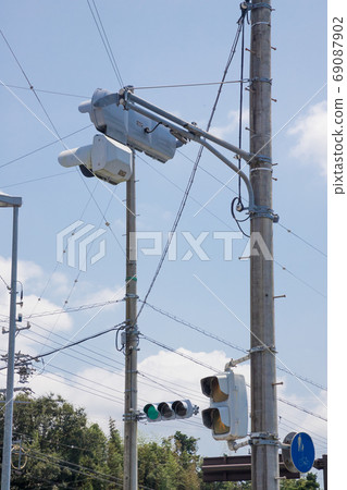 Intersection traffic light vertical composition 69087902