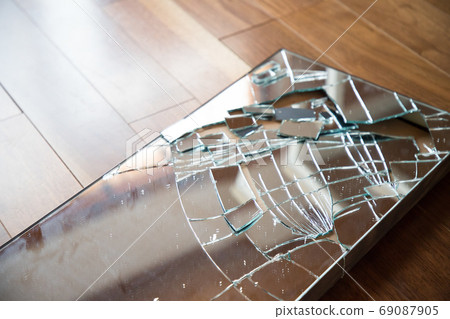 Broken mirror [Diagonal composition] [Copy space in the upper left] 69087905