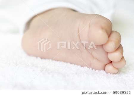 兩個月大的嬰兒鞋底 兩個月大的嬰兒鞋底 69089535