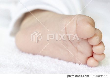 兩個月大的嬰兒鞋底 兩個月大的嬰兒鞋底 69089536