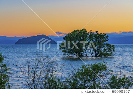 湖北滋賀縣琵琶湖黃昏景觀 湖北滋賀縣琵琶湖黃昏景觀 69090107