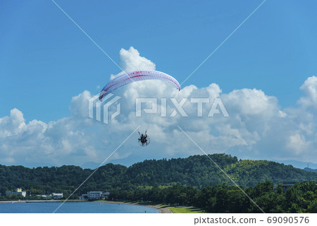 滑翔傘飛過琵琶湖 69090576