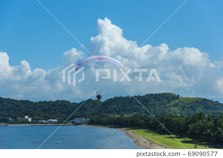 滑翔傘飛過琵琶湖 69090577