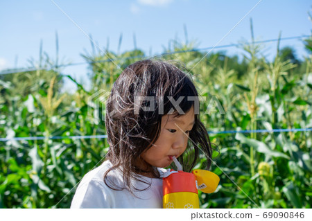 A girl who supplies hydration 69090846