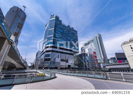 Shibuya Fukuras Building and walking deck at the West Exit of Shibuya Station 69091159