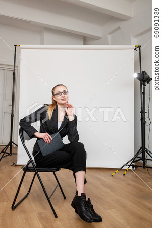 shooting backstage professional photography woman shooting backstage professional photography woman 69091389