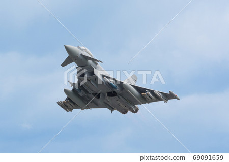 英國空軍戰鬥機颱風FGR4起飛 69091659