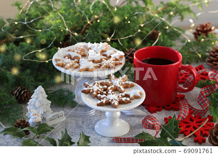 Christmas cookies and coffee 69091761