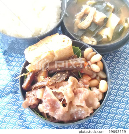 Handmade bento with a balanced nutrition using Kinpira and boiled beans Handmade bento with a balanced nutrition using Kinpira and boiled beans 69092559