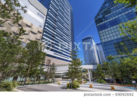Toyosu Bayside Cross Tower and the building in front of Toyosu Station 69092692