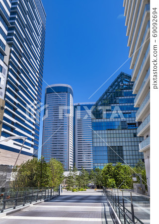 Toyosu Bayside Cross Tower and the building in front of Toyosu Station 69092694