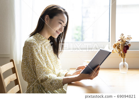 看書的女人 69094821