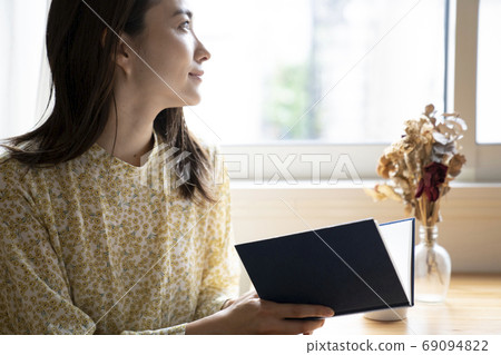 看書的女人 69094822