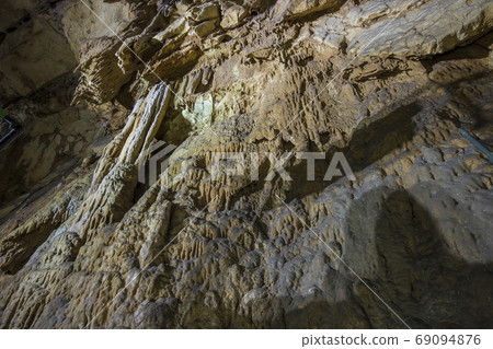 山口縣礦山明吉洞石灰岩洞 山口縣礦山明吉洞石灰岩洞 69094876