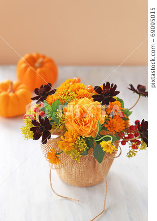 Autumn flower arrangement Autumn flower arrangement 69095015