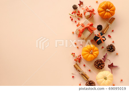 Autumn background orange pumpkin and present Autumn background orange pumpkin and present 69095019