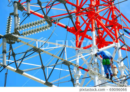 Workers wearing air-conditioning clothes working in dangerous high places in hot weather 69096066