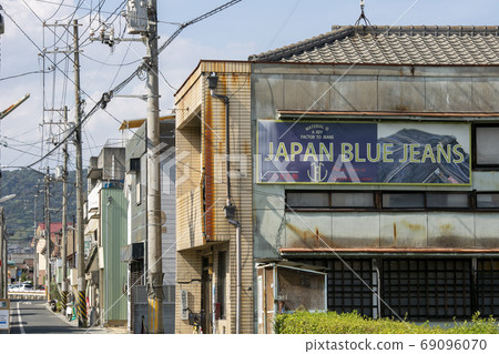 JAPN BLUE牛仔褲的標誌在小島牛仔褲街上脫穎而出 69096070