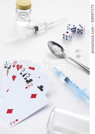 擔心會破壞生活的各種成癮 擔心會破壞生活的各種成癮 69097375