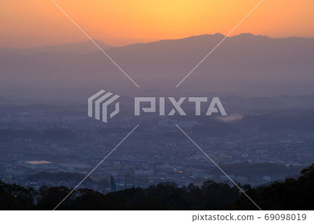 Sunrise in the Nara Basin (Oji-cho, Kitakatsuki-gun, Nara Prefecture) 69098019