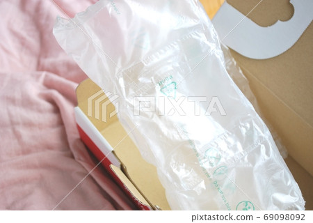 Small cardboard box and air cushion Small cardboard box and air cushion 69098092