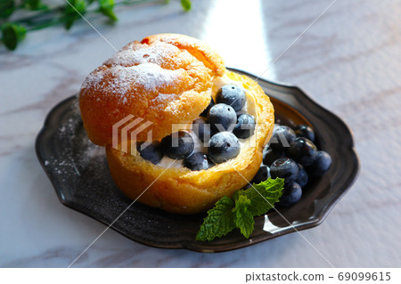 Freshly picked blueberry cream puff 69099615