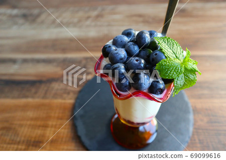 Freshly picked blueberry parfait 69099616