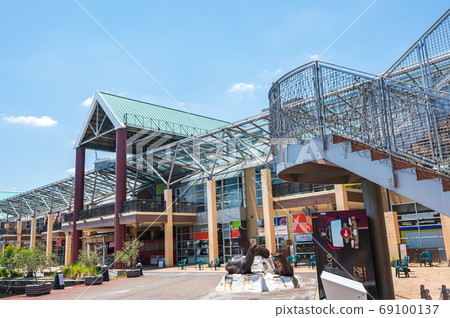 夏日的藍天和博多灣畔廣場的景色[福岡市] 69100137