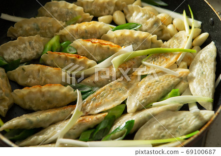 在平鍋裡排隊的餃子 在平鍋裡排隊的餃子 69100687