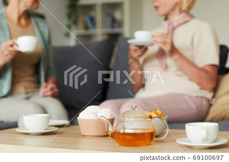 Drinking tea with friend 69100697