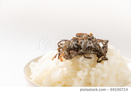 在米飯上的鹽漬海帶。 （白色背景） 69100724