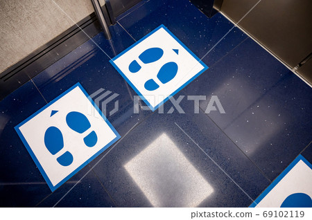 Standing marker in lift for social distancing Standing marker in lift for social distancing 69102119