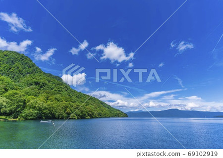 十和田湖和夏季青森縣十和田市的藍天 69102919