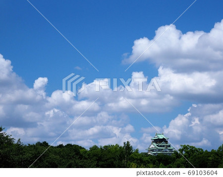 Late summer clouds flowing over Osaka Castle Late summer clouds flowing over Osaka Castle 69103604