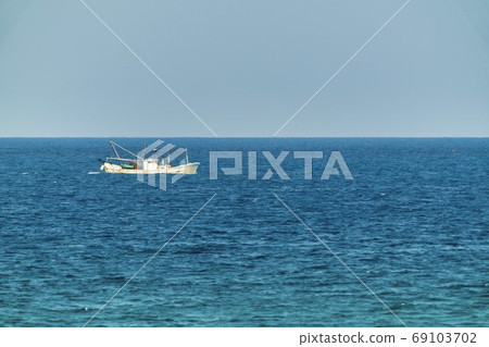 新潟縣村上市日本海漂浮在蔚藍的大海中的漁船 新潟縣村上市日本海漂浮在蔚藍的大海中的漁船 69103702