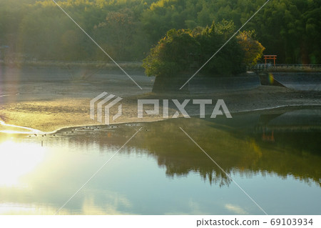 Ryujin pond bathing in the morning sun (Nara city, Nara prefecture) Ryujin pond bathing in the morning sun (Nara city, Nara prefecture) 69103934